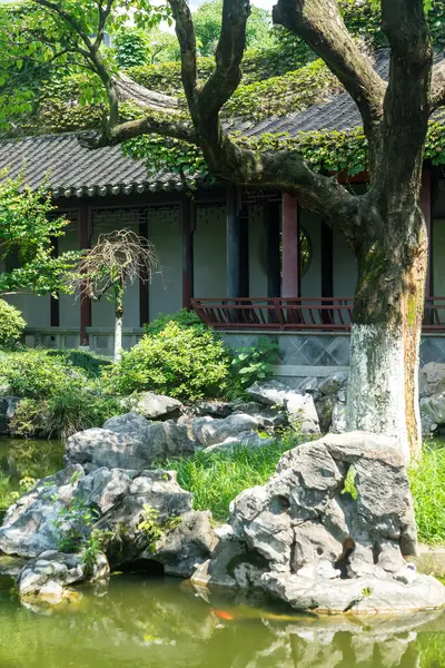 Jiangnan tarzında geleneksel bir bahçe.