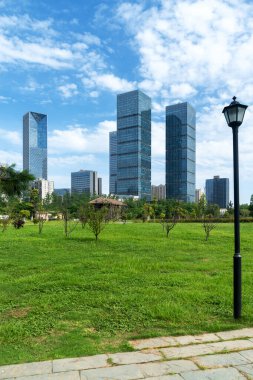 Şangay 'da modern bina geçmişi olan şehir parkı.