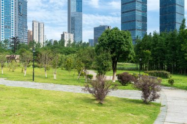 Şangay 'da modern bina geçmişi olan şehir parkı.