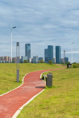Bahar Parkı ve modern şehir