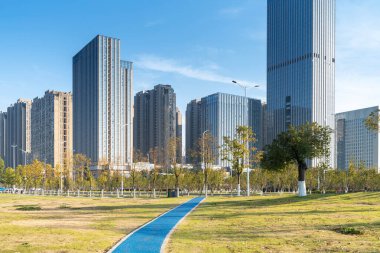 Şangay 'da modern bina geçmişi olan şehir parkı.