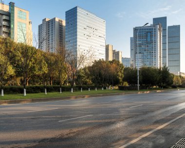 Şehirdeki boş şehir yolu ve binalar