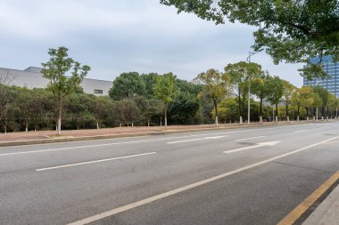 Şehirdeki boş şehir yolu ve binalar