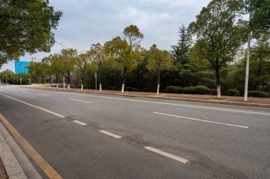 Şehirdeki boş şehir yolu ve binalar