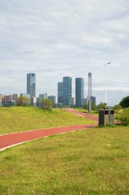 Bahar Parkı ve modern şehir