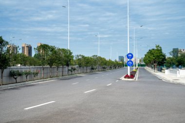 Şehirdeki boş şehir yolu ve binalar