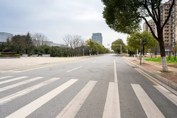Şehirdeki boş şehir yolu ve binalar