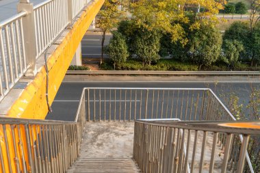 Şehirdeki üst geçidin altında beton yapı ve asfalt yol alanı