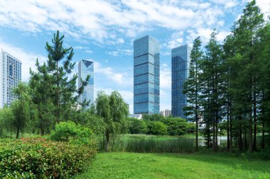 Şangay 'da modern bina geçmişi olan şehir parkı.