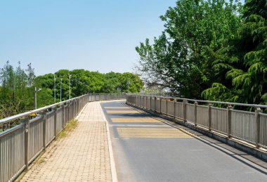 Şehirdeki boş şehir yolu ve binalar