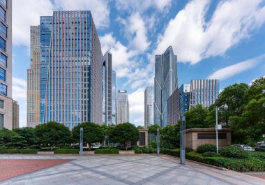 Modern şehrin boş, modern meydanı ve gökdelenleri