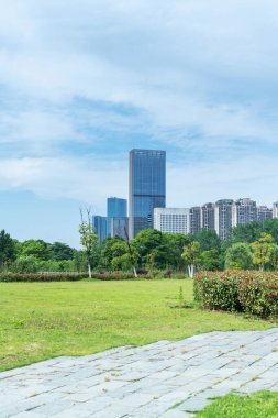 Şangay 'da modern bina geçmişi olan şehir parkı.