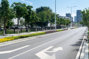 Şehirdeki boş şehir yolu ve binalar