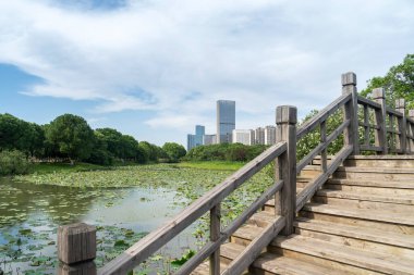 Bahar Parkı ve modern şehir