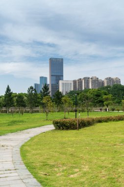 Şangay 'da modern bina geçmişi olan şehir parkı.