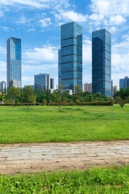 Şangay 'da modern bina geçmişi olan şehir parkı.