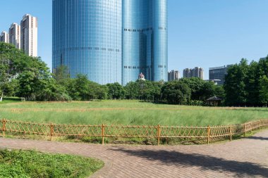 Şangay 'da modern bina geçmişi olan şehir parkı.