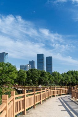 Bahar Parkı ve modern şehir