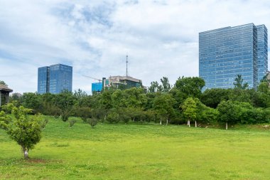 Şangay 'da modern bina geçmişi olan şehir parkı.