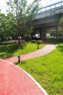 Şehirdeki üst geçidin altında beton yapı ve asfalt yol alanı