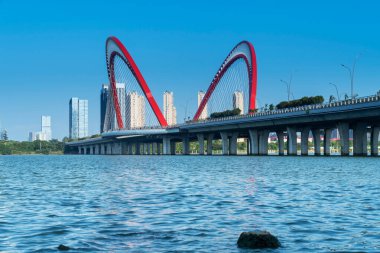 Nanchang, Çin 'deki köprü, Ganjiang Nehri' ni ve Nanchang kentsel manzarasını kapsar.