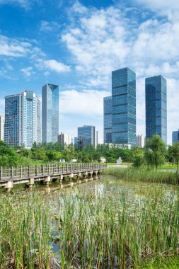 Bahar Parkı ve modern şehir