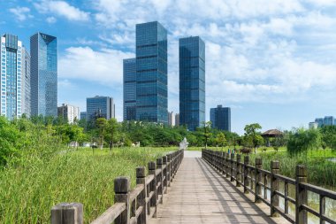 Bahar Parkı ve modern şehir