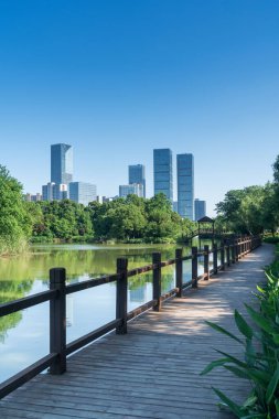 Bahar Parkı ve modern şehir