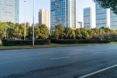 Şehirdeki boş şehir yolu ve binalar