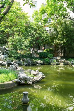 Jiangnan tarzında geleneksel bir bahçe.