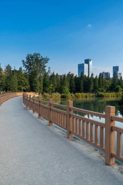 Bahar Parkı ve modern şehir