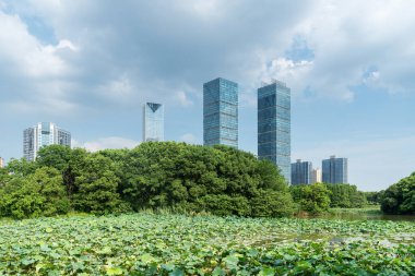 Bahar Parkı ve modern şehir