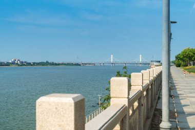 İnanılmaz Modern Köprü mavi gökyüzüne karşı