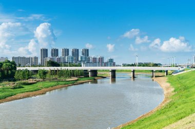 İnanılmaz Modern Köprü mavi gökyüzüne karşı