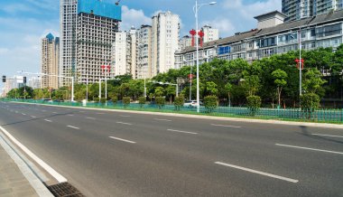 Şehirdeki boş şehir yolu ve binalar