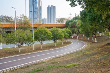 Şehirdeki üst geçidin altında beton yapı ve asfalt yol alanı