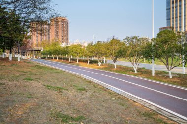 Şehirdeki boş şehir yolu ve binalar