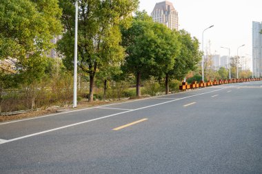 Şehirdeki boş şehir yolu ve binalar