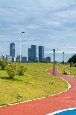 Şangay 'da modern bina geçmişi olan şehir parkı.