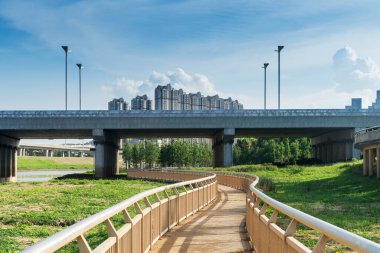 Şehir parkında tahta kaldırım. 