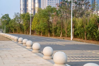 Modern şehirde yürüyüş yolu