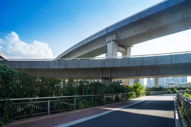 Şehirdeki üst geçidin altında beton yapı ve asfalt yol alanı