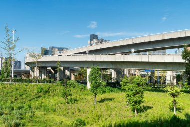 Otoyol üst geçidi modern şehrin ufuk çizgisi arkaplanı