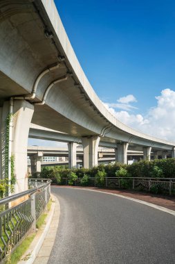 Şehirdeki üst geçidin altında beton yapı ve asfalt yol alanı