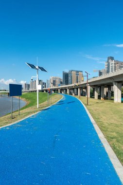 Modern şehirde yürüyüş yolu