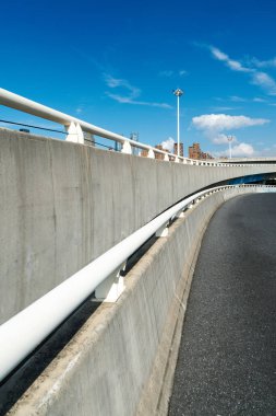 Şehirdeki üst geçidin altında beton yapı ve asfalt yol alanı