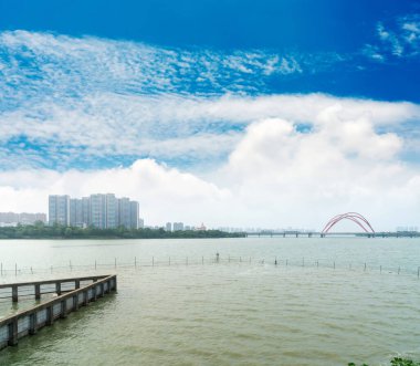 İnanılmaz Modern Köprü mavi gökyüzüne karşı