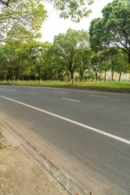 Şehirdeki boş şehir yolu ve binalar