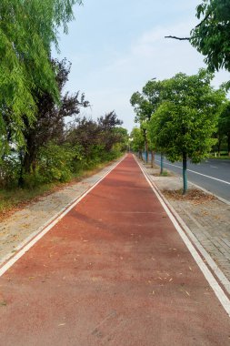 Modern şehirde yürüyüş yolu