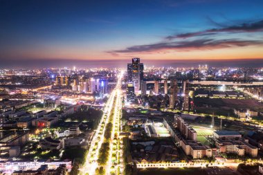nanchang Çin'de kuş görünümü. gökdelen inşaat ön planda. sis, bulutlu gökyüzü ve kirliliği. Bund (nanchang) alanı